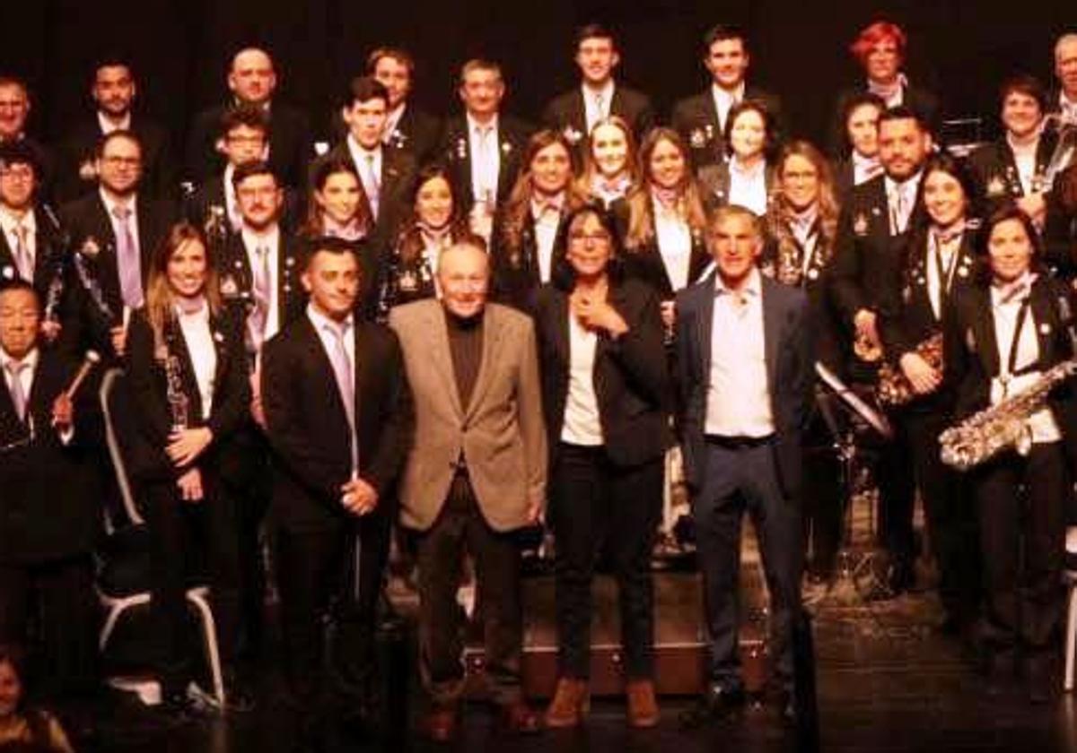 Luis Martín Revenga (izquierda), José Martín Salamanca (centro) y Emilio González Lorenzo (derecha), junto a la alcaldesa, Myriam Martín Frutos, rodeados de la banda de la Asociación Musical Villa de Olmedo.