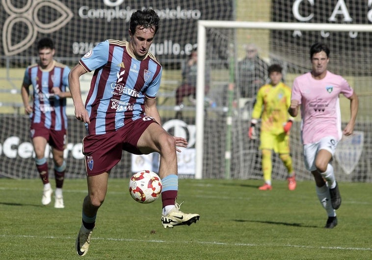 Tellechea controla el balón durante el partido ante el Sestao River.