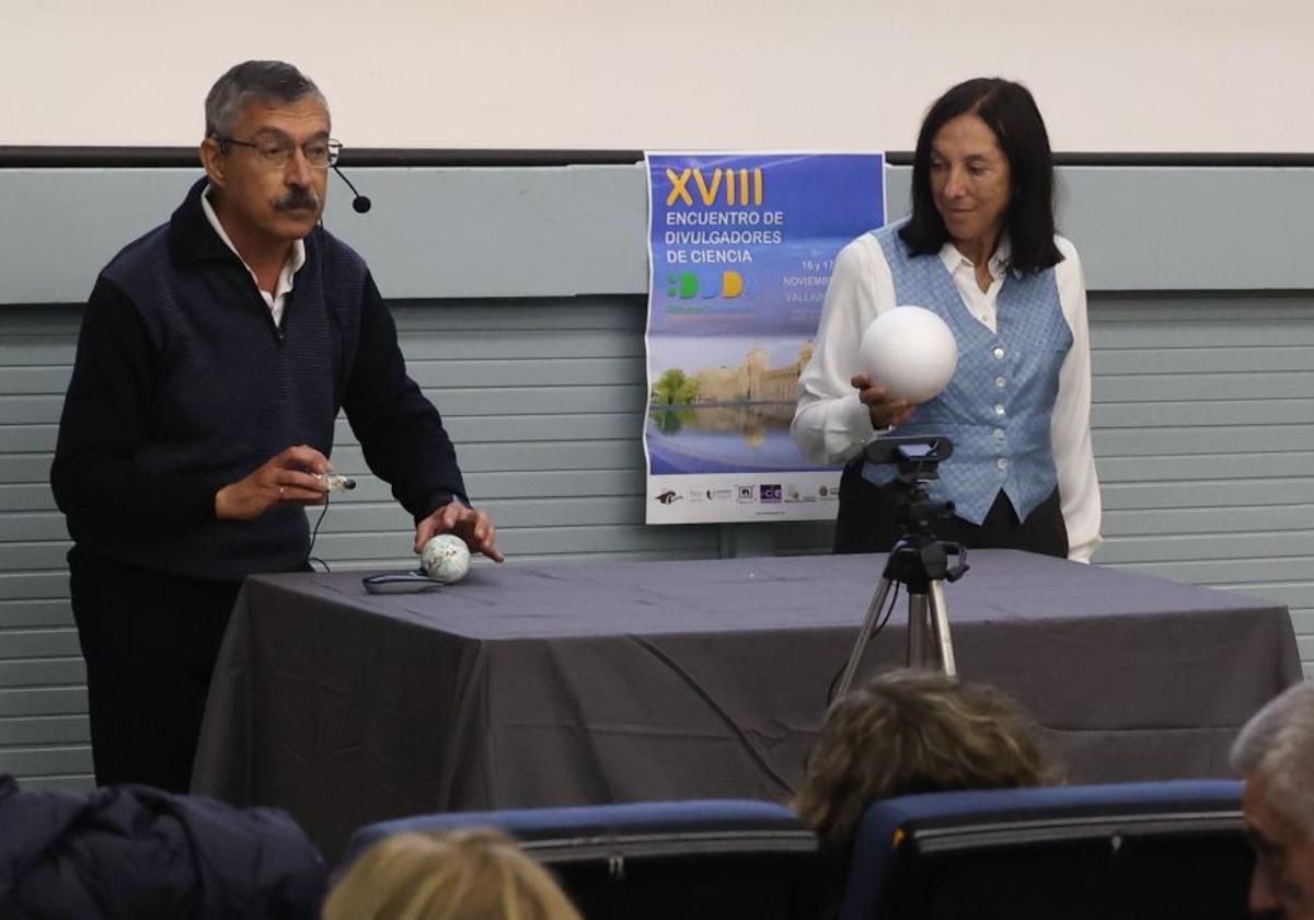 El profesor Esteban Esteban realizando su experimento 'Una extraña puesta de sol'