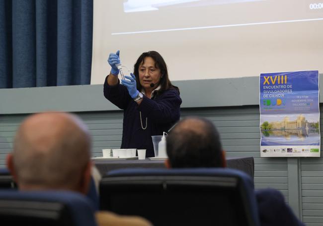 La docente Fina Guitart experimentó con el vidrio líquido