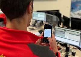 Un técnico del equipo de la Agencia de Protección Civil comprueba el funcionamiento correcto del sistema ES Alert.
