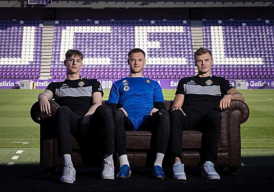 Gert Suvi, Karl Hein y Jaan Puidet posan en la salida del túnel de vestuarios en el Estadio José Zorrilla.