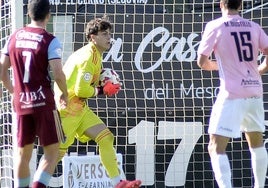 Oliva atrapa el balón durante el partido ante el Sestao.