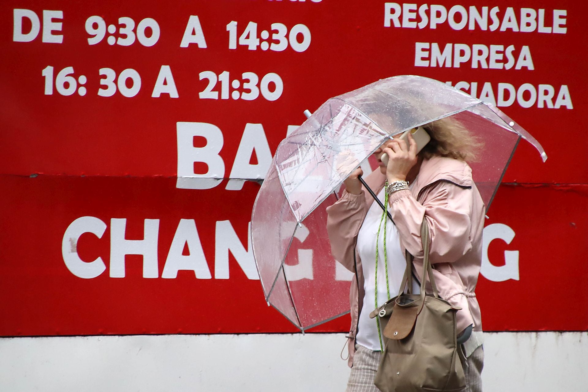 Una mujer trata de protegerse de la lluvia y el viento en León, durante el paso de los coletazos del huracán Kirk, en octubre.