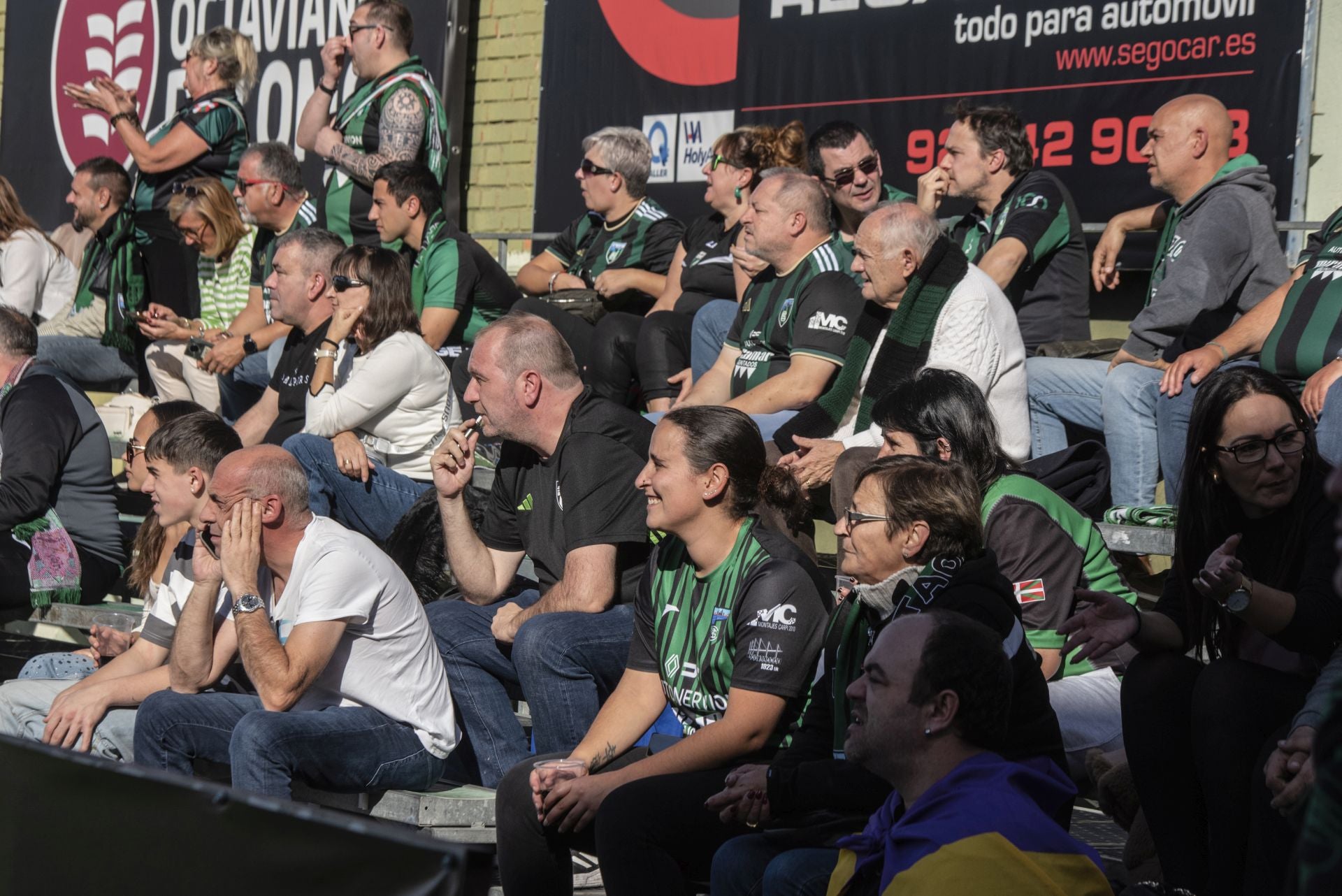 Búscate en las gradas de La Albuera durante el Segoviana vs Sestao