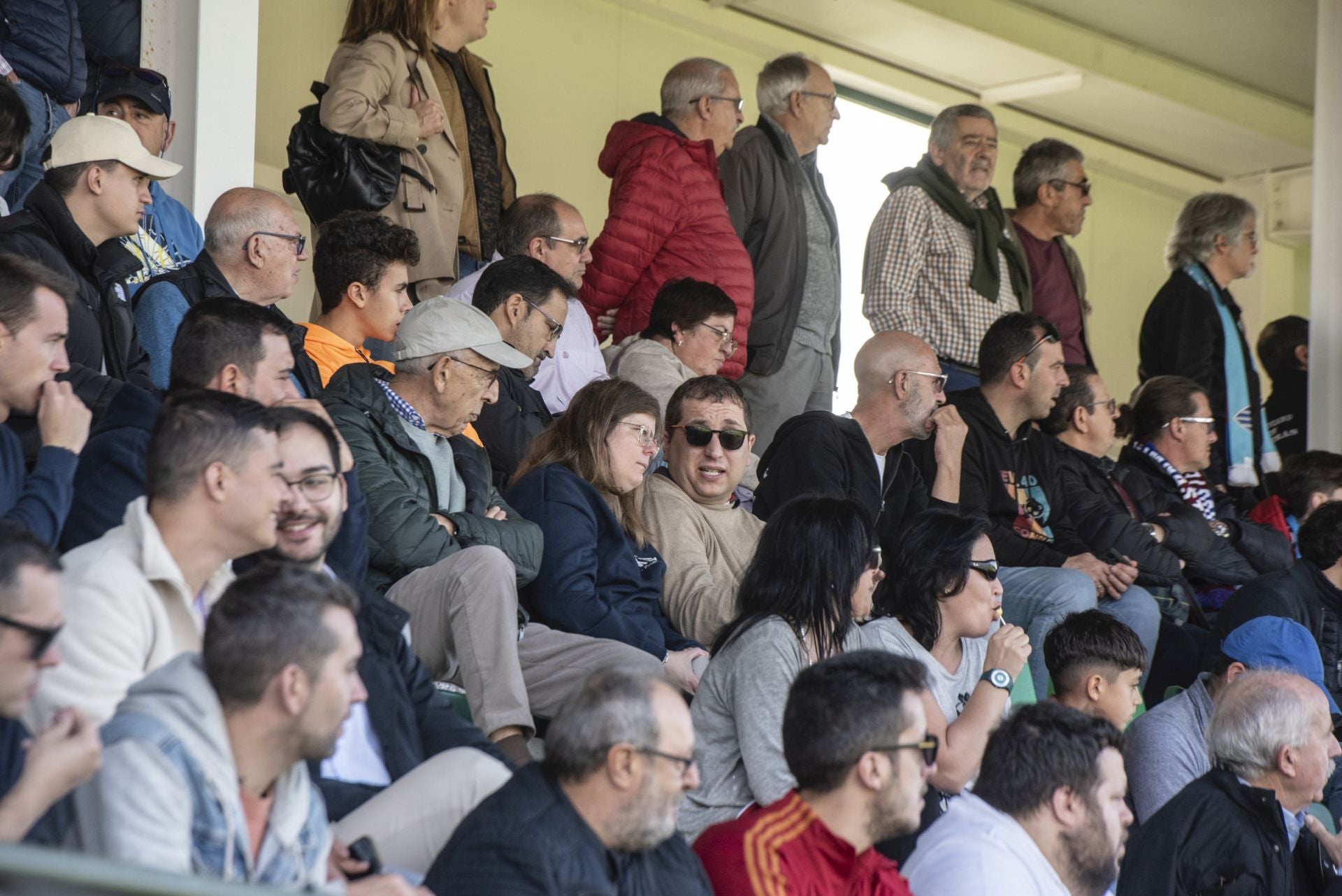 Búscate en las gradas de La Albuera durante el Segoviana vs Sestao