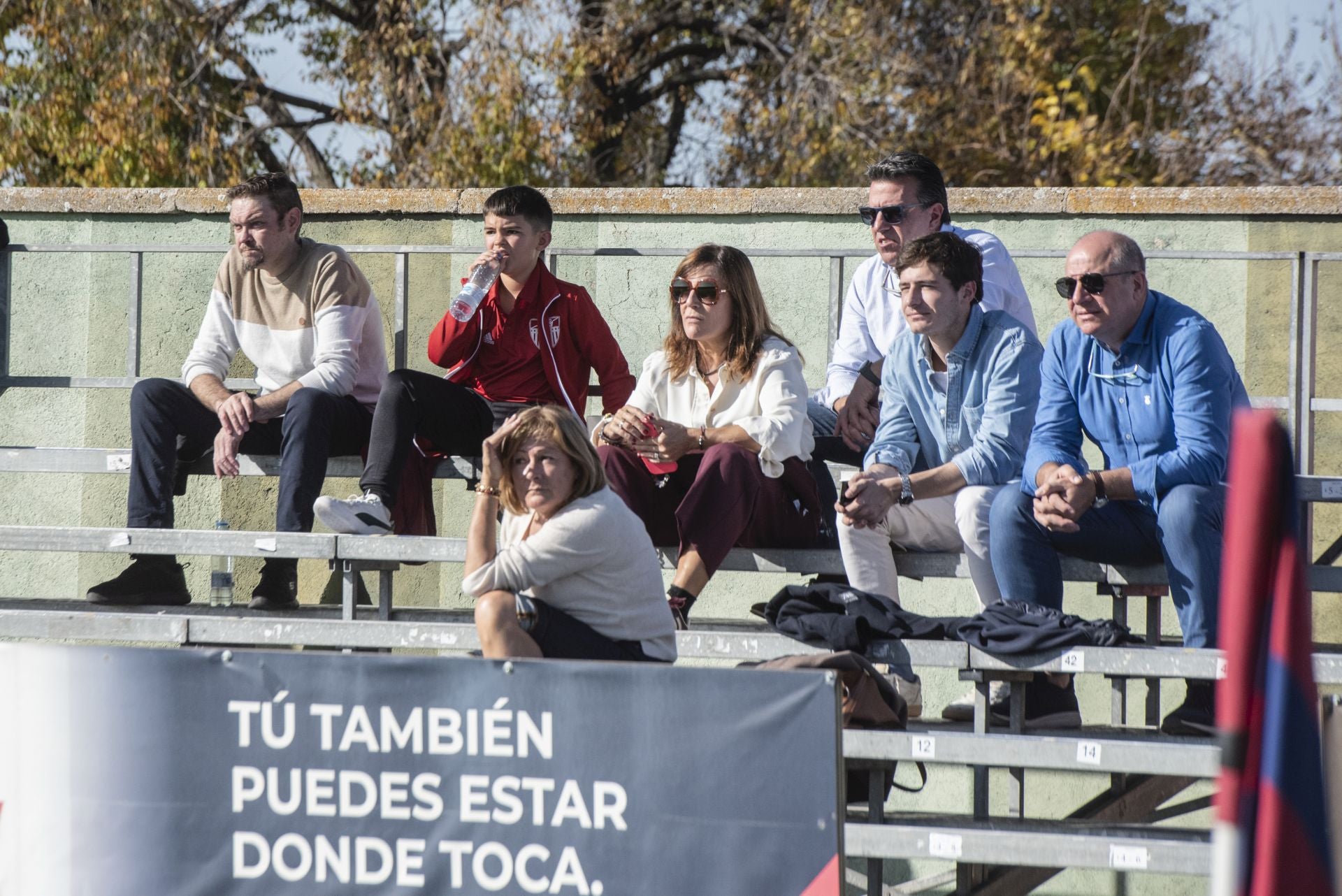 Búscate en las gradas de La Albuera durante el Segoviana vs Sestao