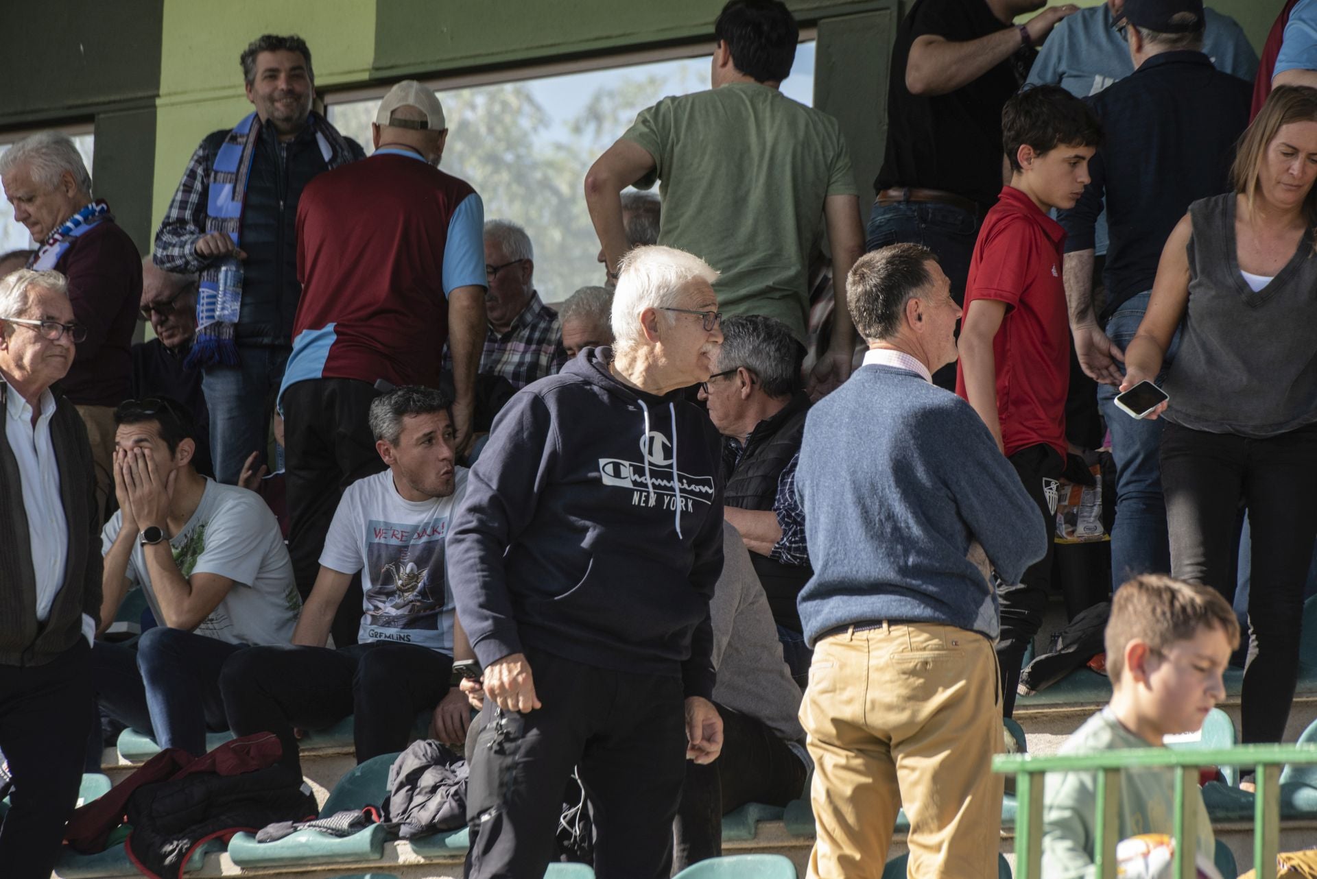 Búscate en las gradas de La Albuera durante el Segoviana vs Sestao