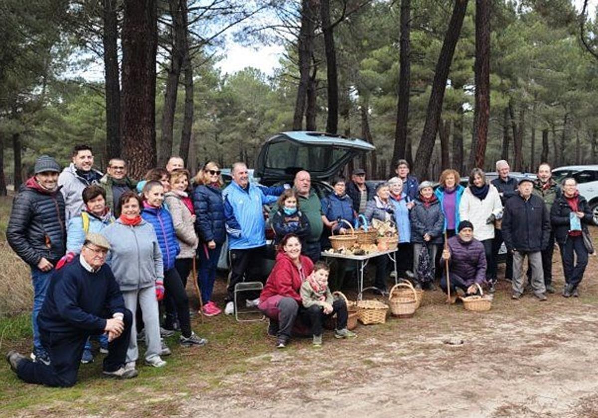 Participantes en la salida y recolecta didáctica de las V Jornadas Micológicas de la Asociación Punto de Partida.