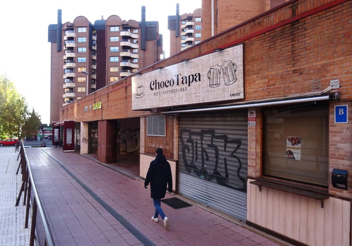 Exterior de la nueva churrería y bar Choco Tapa, en tramo peatonal que une las calles Adolfo Miaja de la Muela y Mateo Seoane Sobral de Parquesol.