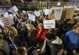 Manifestación en Burgos contra la eliminación de ayudas para ONG a migrantes.