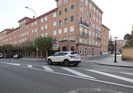 Calle Marqués de Santillana, que da acceso a San Pablo y que se quiere dejar fuera de las Bajas Emisiones.