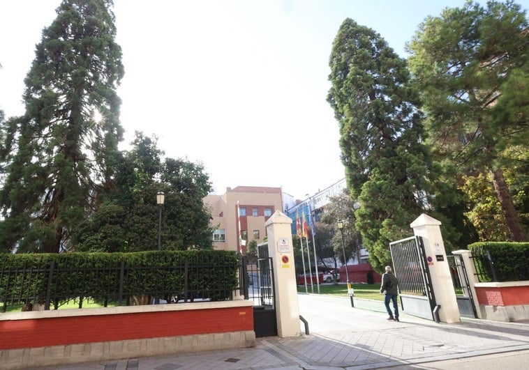 Acceso peatonal y de vehículos a la sede de la Junta en la calle Santuario.