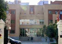 Acceso peatonal y de vehículos a la sede de la Junta en la calle Santuario.