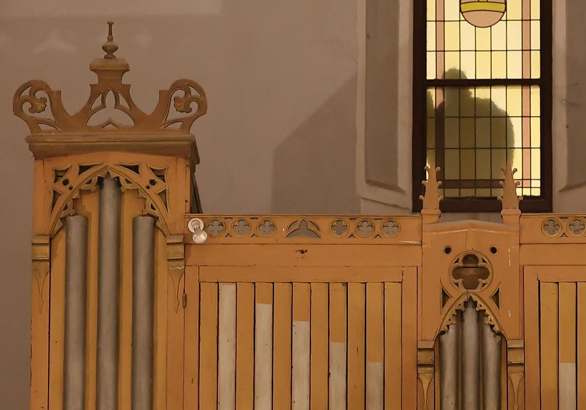 La sombra que se proyecta en la ventana sobre el órgano de la iglesia del Salvador.