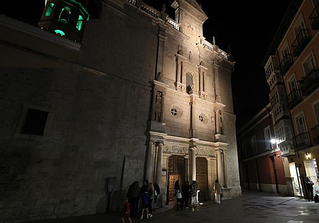 Fachada de la iglesia del Salvador, iluminada.