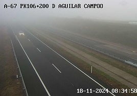 Aspecto de la A-67, a la altura de la localidad palentina de Aguilar de Campoo, a las ocho y media de la mañana de este lunes.