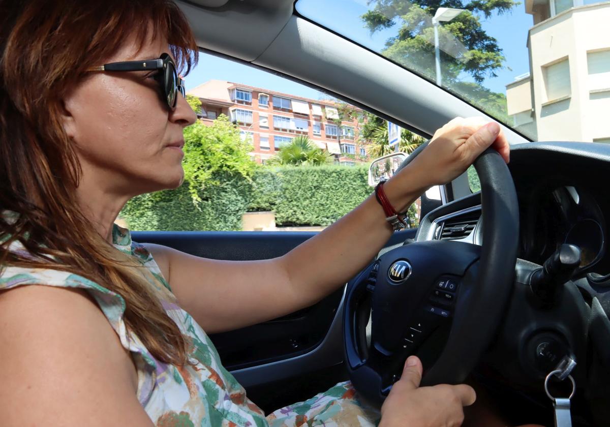 Amelia Tapias, en el coche de autoescuela en el que enseña a conducir.