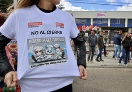 Una trabajadora de Bimbo en Valladolid muestra una camiseta reivindicativa en la concentración del pasado 17 de octubre.