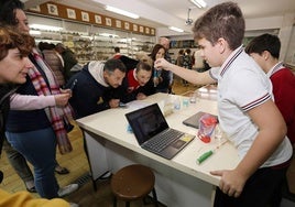 Uno de los experimentos de la feria científica de La Salle, ayer.