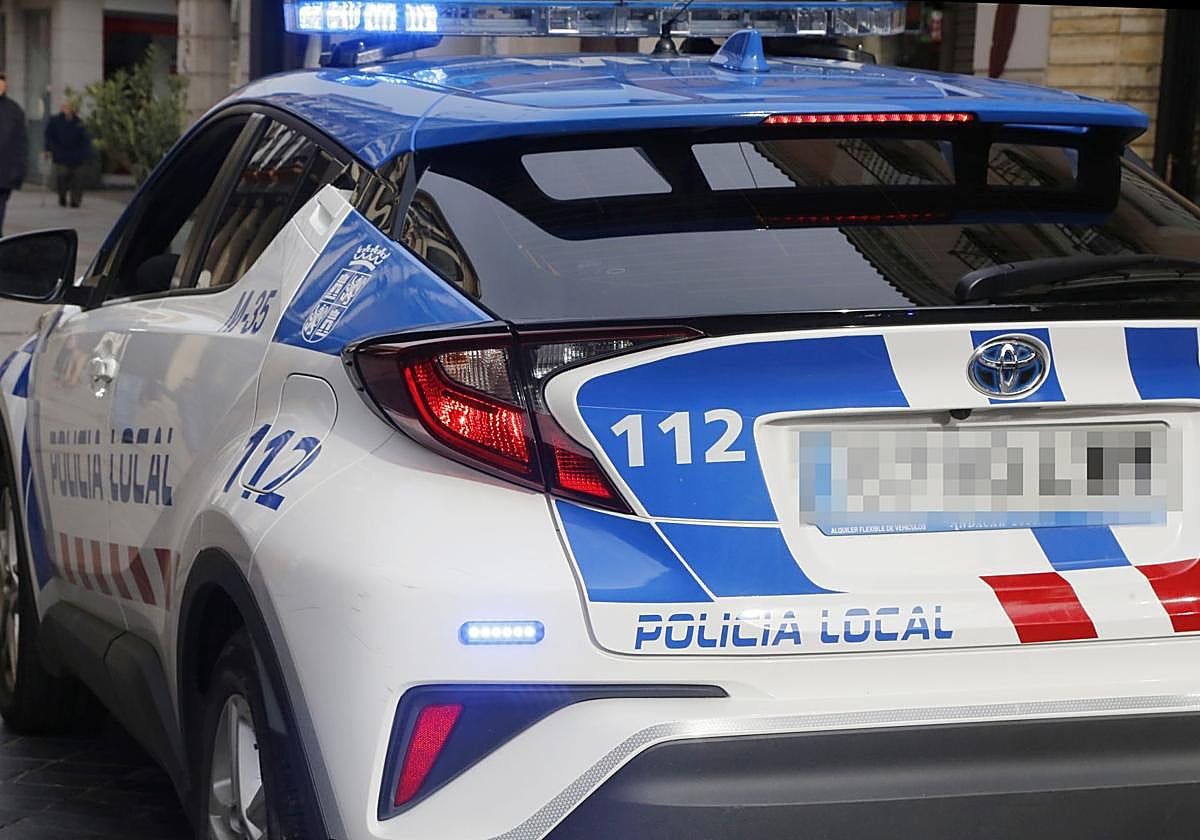 Detenido un cliente de un bar ebrio por acometer contra la Policía Local