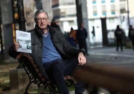 Ramón Martínez posa con el segundo volumen de su libro.