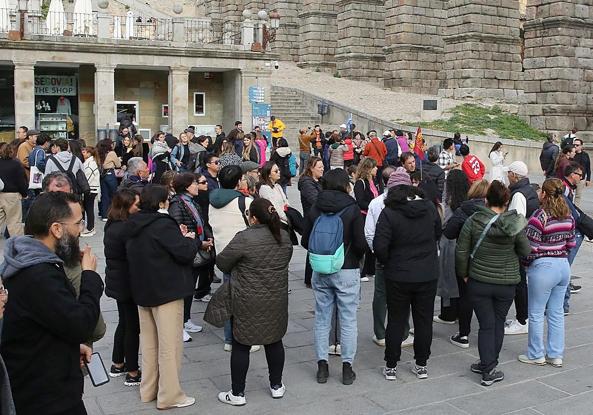 Varios grupos de turistas en el inicio de su visita a la ciudad.