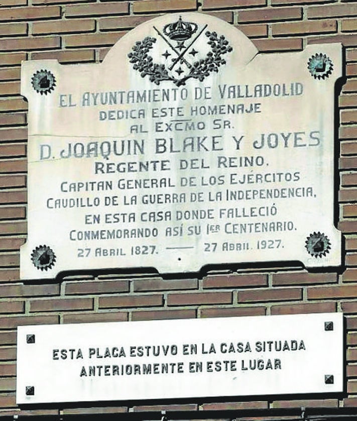 Imagen secundaria 2 - Arriba, fachada del edificio desaparecido del número 3 de la calle del Salvador (hoy Santuario). Abajo, Joaquín Blake y Joyes y la placa que el Ayuntamiento de Valladolid le dedicó en el centenario de su muerte.