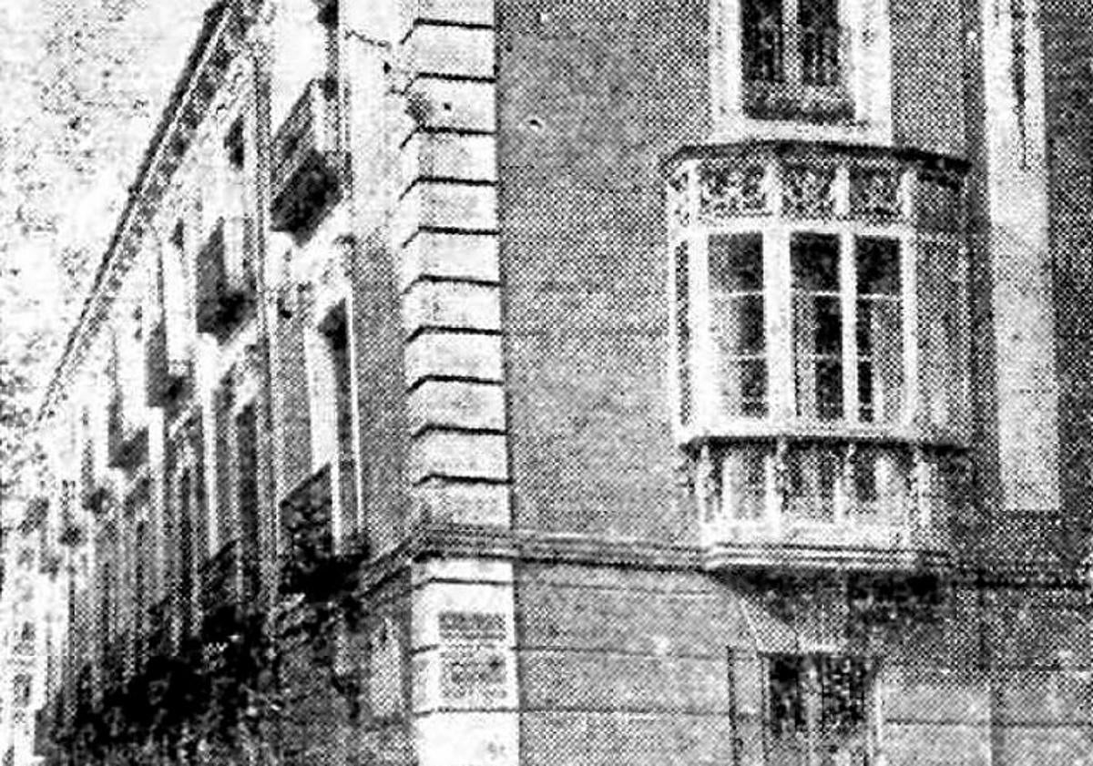 Imagen principal - Arriba, fachada del edificio desaparecido del número 3 de la calle del Salvador (hoy Santuario). Abajo, Joaquín Blake y Joyes y la placa que el Ayuntamiento de Valladolid le dedicó en el centenario de su muerte.