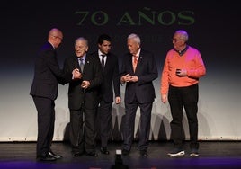 Entrega de las insignias a Jesús Vaquero y Luis Lamas por sus 70 años como abonados.