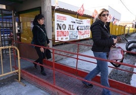 Dos trabajadoras salen de la fábrica de Bimbo este martes.