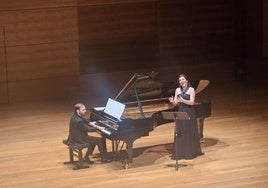 La soprano Sabina Puértolas, durante el concierto junto al pianista Rubén Fernández Aguirre.