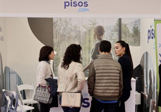 Clientes ante el expositor de pisos.com en la pasada edición de Fiva en Valladolid.