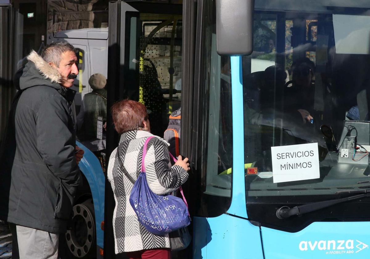 Pasajeros suben a un autobús con servicios mínimos por huelga.