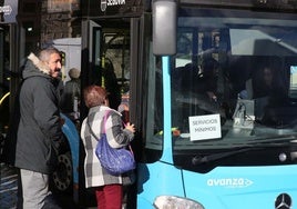 Pasajeros suben a un autobús con servicios mínimos por huelga.