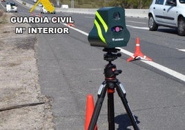 Un radar de la Guardia Civil instalado en una carretera de Burgos.