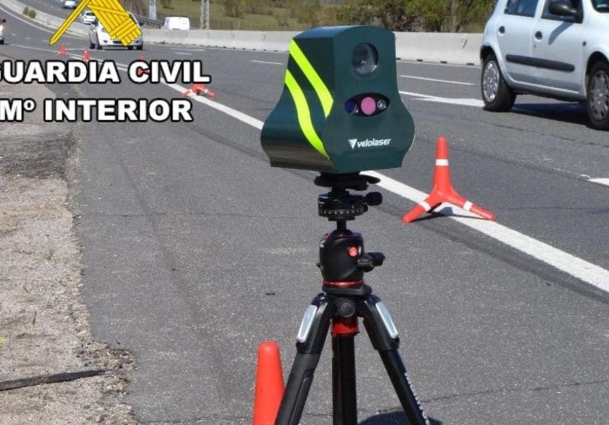 Un radar de la Guardia Civil instalado en una carretera de Burgos.