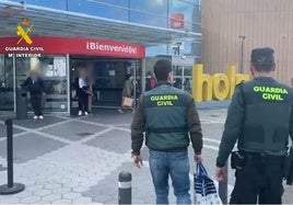 Agentes de la Guardia Civil, a las puertas del centro comercial Río Shopping de Arroyo de la Encomienda.