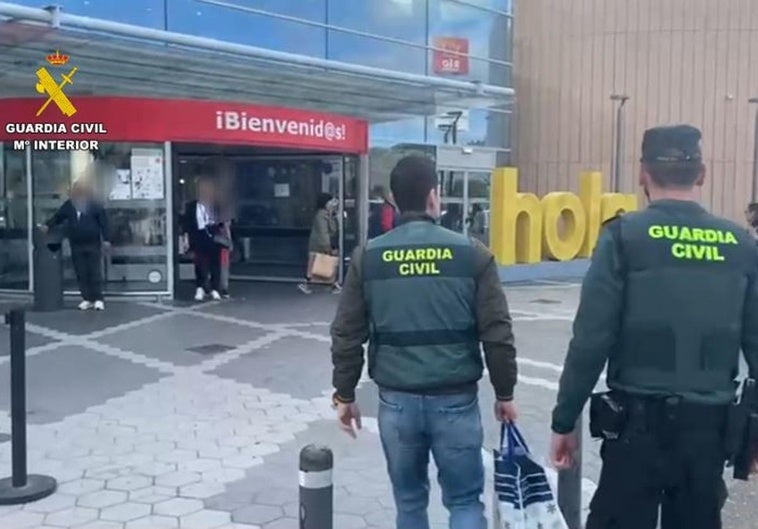 Agentes de la Guardia Civil, a las puertas del centro comercial Río Shopping de Arroyo de la Encomienda.