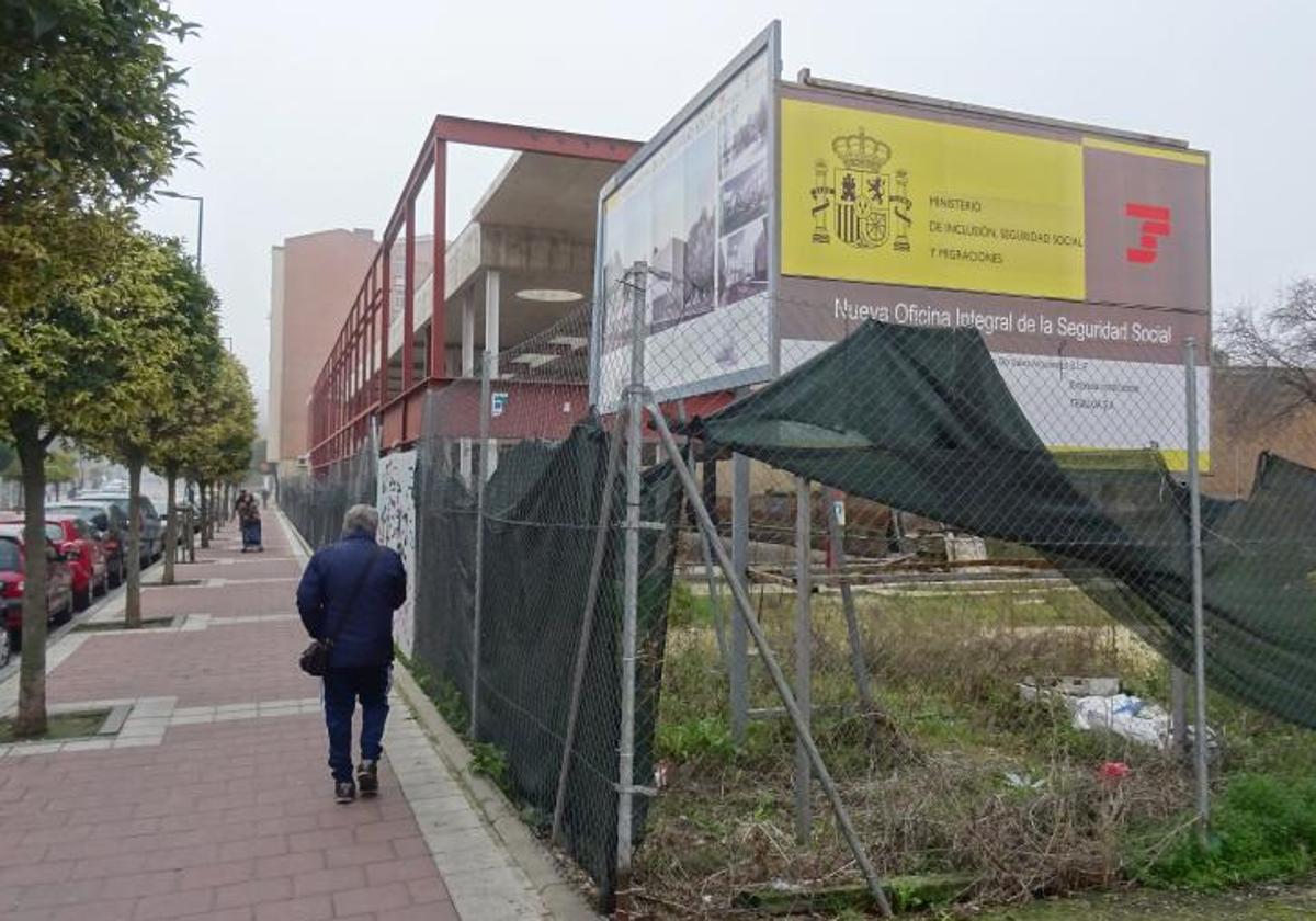 Carteles del proyecto ante el chasis del edificio inacabado de la calle Cardenal Torquemada.