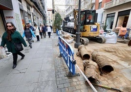 Aspecto de la calle Santiago de Valladolid, donde se produjo el reventón, este martes por la mañana.