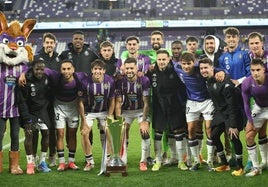 Los jugadores del Real Valladolid posan con el trofeo.