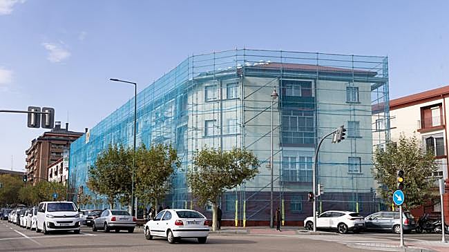 Imagen después - Aspecto del edificio el día del incidente y en la actualidad.