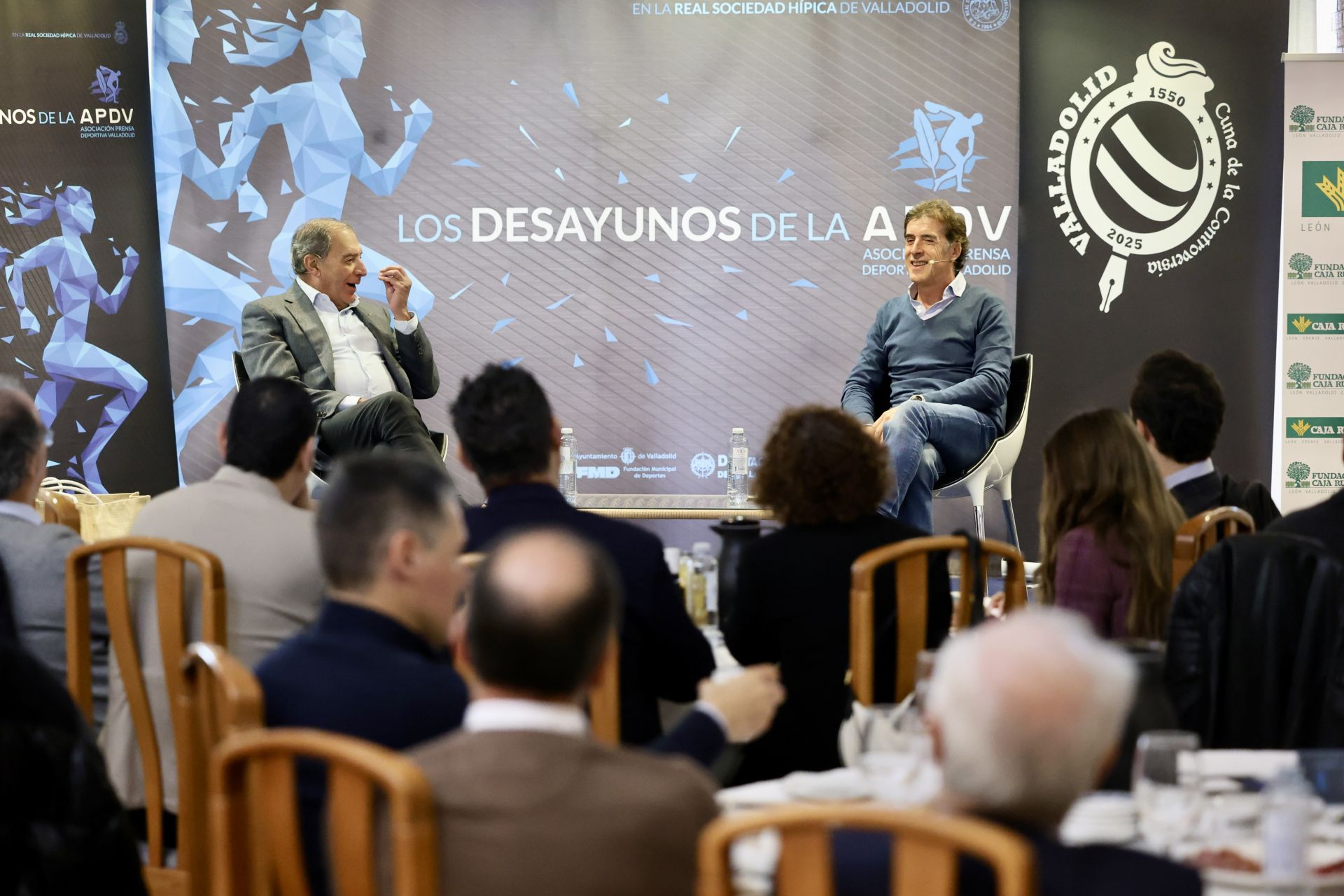 La Conferencia de Perico Delgado, en imágenes