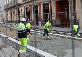 Trabajos de colocación del nuevo pavimento en la calle Don Sancho.