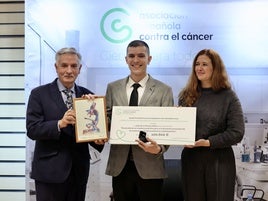 El presidente de la AECC en Valladolid, Artemio Domínguez, el investigador Juan de la Puente y la doctora Laura Senovilla, directora de la tesis