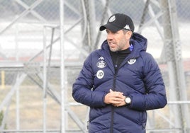 Paulo Pezzolano, durante un entrenamiento con el Real Valladolid en los Campos Anexos.