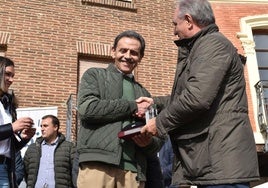 Sabas Calvo recibe el premio Alubia de Saldaña en octubre de 2023.