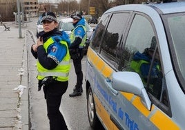 Agentes de la Policía Local vigilan el tráfico en la ciudad de Segovia.