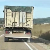 Un camionero derriba 27 conos y deteriora las marcas viales de la CL-626 en Guardo